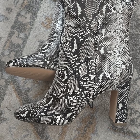 Snakeskin Pattern Knee-High Boots - Picture 3 of 3